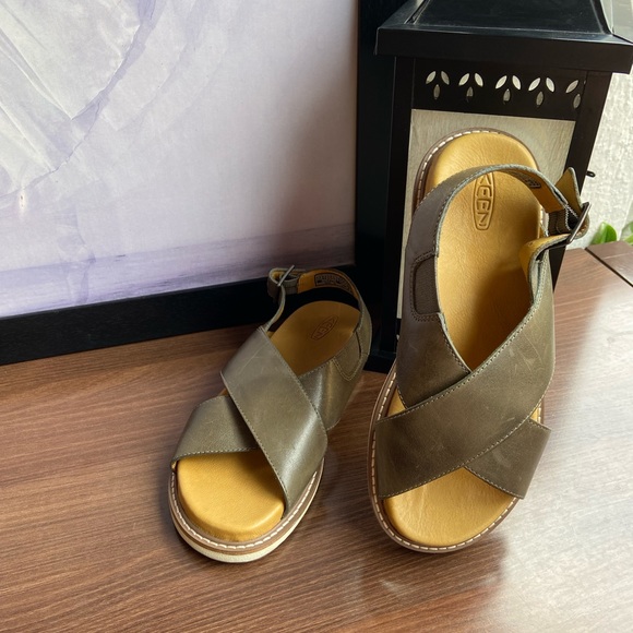 KEEN Lana Cross Strap Sandal - Picture 6 of 12